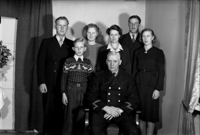 Signe Petterssons 50-årsdag. Stående från vänster Stig Söderqvist, telereparatör, Marianne Ottosson, Vimmerby lucia år?, Signe Pettersson, Sigvard Sigge Palmér, telereparatör, Vera Palmér Leif "Korken" Johansson. Sittande. "Stolp Jocke" Johansson.