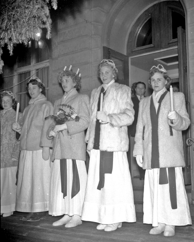 Vimmerby Lucia, Kröning på Stadshotellets trappa. Lucia är Marianne Peterson (f Andersson)
Mannen i dörröppningen är Ingmar Karlsson Vimmerby Tidning (uppgift PRO´s bildcirkel)

Dok.110127/KG