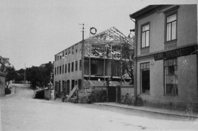 Missionsbokhandeln bygges där Charles Widéns fotoateljé fanns och som brann ned 1929. Missionsbokhandlare August Nilsson gift med en dotter till fotograf August Widén byggde huset 1930.
