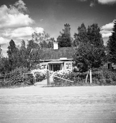 Hugo Stenberg?
Är taget vid torpet Ljunghagen som revs på 80-90-talet och ersattes av en modern villa. Ljunghagen ligger på Källåkravägen 69


Dok.110225/KG