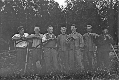 " Stolta gänget i Rosenberg den 19 / 7 1938 "
Nr:3 på bilden är Evert Danestrand
Nr:7 på bilden är Georg Stål
Uppgiftslämnare: Karin Pettersson, Frödinge 030129

Dok.090216/SJ
