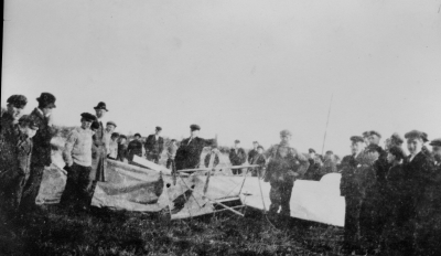 Yngve Östermans glidflygplan minuterna efter starten vid Åbro. 1- 4, 5. Sven Ericsson snickare. 6- 11, 12. Carl Ossowici typograf. 13- 15, 16. Yngve Österman elektriker. 17- 25   