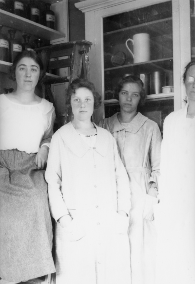 .Apoteket Vimmerby 1930-talet fr.v. 1?, 2 Vivan Gräns född Österberg bor i Örebro, 3 Karin Åberg ,född Lilja, 4?   