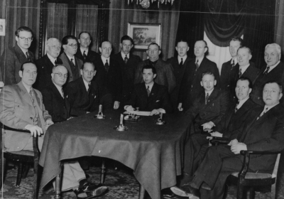 Vimmerby Köpmannaförening. Stående från vänster 1. Pelle Thörnqvist, lärare, 2. Erik Rudell, rådman, skohandlare,3.Henry Törnqvist, handlande,  4. ? 5. Gunnar Pettersson, chakuterist 6. Nils Boman, trädgårdsmästare,  7. Bälter - Olsson, handlande,  8. Nils Leufstedt,  9. Axel Jonsson, handlande 10. ?   11. Elof Svensson, köpman,  12. Axel Ståhl, fabrikör, sittande från vänster  13. Karl Malmberg, fabrikör  14. Joel Ahlqvist, handelsresande 15. Verner Sandström, köpman  16. Nils Andersson - Dahlgren, köpman  17. John Vogel, urmakare  18. Helge Svahn, köpman,  19. Ernst Gustavsson.  