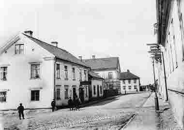 Storgatan med torget i bakgrunden 1900-talet. T.E.
Huset till vänster Axel Eklunds affär, huset i mitten till vänster tingsvaktmästarebostad. Andra huset från vänster: Sköldborgs
