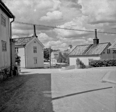 Norrtullsgatan / Rönnbärsgatan

Dok.110201/KG

Rönnbärsgatan Till vänster Maja Petterssons hus Till höger Kilströmsgården. T.E.
I bakgrunden polishuset och brandstation