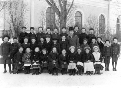 Översta raden från vänster, 1. Einar Elg tandtekniker, 2. Erik Olsson chakuterist, 3. Erik Fransson stensättare, 4. Harry Gustavsson snickare, 5. Gustav Johansson "Öllen", 6. Nilsson  skräddare, 7.  Ada Karlsson - Karlberg, 8. Daniel Jonsson, 9. Ragnar Gustavi lärare, 10. Nilsson "Peppar-Nisse", mellersta raden från vänster, 11. Berta Grönbeck - Svanberg, 12. Rosin affärsanställd, 13. Bertil Jonsson brunnsborrare, 15, Karl Wigout ( Kalle Larti USA ),16. Martin Wigout ( Martin Fläta ),  18. Gustav Adolfsson diversearb,. 19. Evald, nedersta raden från vänster  27. Ella Ekbeck, - Karlsson. 