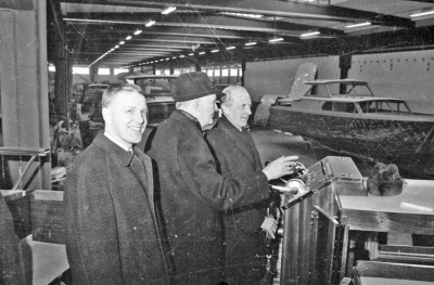 Landshövding Westerlind Kalmar besöker Storebro bruk. Fr.v. 1. Stig Alemyr, ordf. i S.F. Rektor 2. Ivar Gustavsson, direktör och ägare av Storebro industrier 3. Erik Westerlind, Landshövding  1970     T.E.