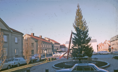 Torget uppsättning av julgran

090415/KG