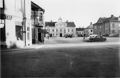 Torget 1950-talet.   T.E

( avfotograferad efter en färgkopia därav rastert  )