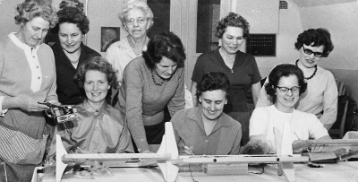 Stående från vänster 1. Kerstin Ullen, textillärarinna, fröken 3. Karin Åberg, fru  4 Signe Jonsson, fru.  Sittande: 1.Birgit  Hjelm, fru  2. Maj Svensson, fru  3. Clary Jansson-Nilsson.     