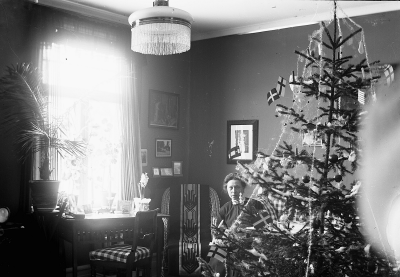 Dam vid julgran. Hedvig Forsell på Solliden.