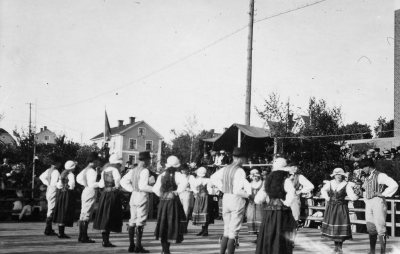Midsommardagen. (På Stångådalens gymnasiegård).