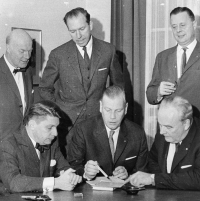 Främre raden från vänster 1. Sven-Olof Tegner, läkare 2. Carl-Olof Winqvist, taxeringsintendent 3.  Rickard Sandström, direktör.  Bakre raden 1. Torsten Enrot, direktör 2. Staffan Odevall, tandläkare, 3. Björn Lindberg, stadsdirektör.  