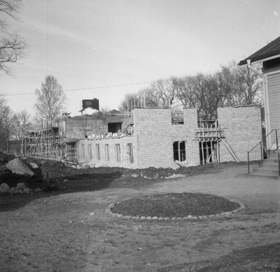  År 1951. Vimmerby sjukstuga under ombyggnaden, till höger syns vaktmästarebostaden, som flyttades och utgör en del av Folkets Hus i Vimmerby. Huset delades i tre delar och transporterades med traktorer till Storgatan år 1951. T.E.

Sjukstugan
Dok.110221/KG