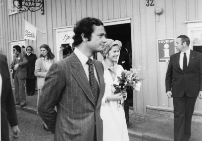 Kungabesöket i Vimmerby, Kung Carl Gustav och Drottning Silvia, mannen till höger är polis Stig Bengtsson, Västervik. Damen bakom Kungaparet, är Elisabeth Tarrs-Wahlberg, pressansvarig, och damen i mörka solglasögon är Karin Söder.