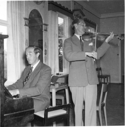Storebro herrgård. Bröderna Ståhl, från vänster Nils Ståhl metallarbetare, 2. Carl Ståhl musikdirektör.  
Livmedelsarbetarförbundets fest i Storebro 1955