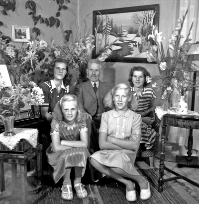 Konrad Karlsson med familj

Dok.110622/KG