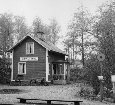 Vinketomta hållplats.   
järnvägsstation