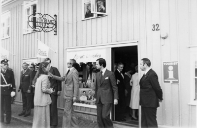 Utanför Grankvistgården, Storgatan Vimmerby. Från vänster 5. Elisabeth Tarras Wahlberg, 6. Tysk journalist,  7. Säpo-man,  8. Kung Carl  XVI Gustav, 9. Stig Alemyr  rektor o stadsfullmäktiges ordförande, 10. Säpo-man,   