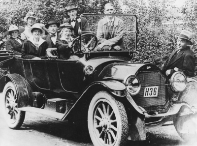 Motorfordon   
Oskar Leander första bil. Willys Overland 1914. Inköpt år 1918, nypris 16,000:-.  Däck och slang 450:- pr st. (hållbarhet 700-800 mil ). Ob. däckmönstret "NON SKID" översatt : ingen slirning. Oskar Leander, flyttade till Vimmerby från Hultsfred 1919.
Ungdomar från Vena och Hultsfred på biltur, ett söndagsnöje.  Mannen, 4.e från vänster med hatt och fluga är Valter Jansson, (Blägda ) och  Oskar Leander, gummireparatör och taxiförare.      