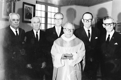 Kyrkoherde Thorsten Engström och kyrkvärdar Fr. v. 1 Ernst Pettersson f.d. ombudsman och lantbrukare 2 Erik Pettersson, Gebo 3 Sven Eriksson, Snickare sedan förrådsarb. på Mästersöm 4 Thorsten Engström Kyrkoherde 5 Zanthe Hansson, Lantbrukare Grägarp 6 Kurt Svensson, Svenssons affärsbyrå   1960-talet         T.E.