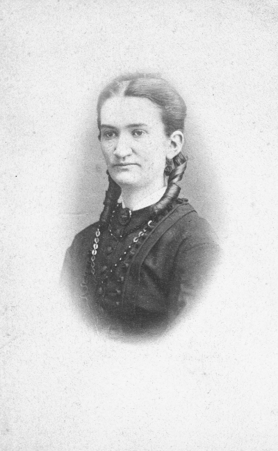 Fru Tisell.
Mor till Göta