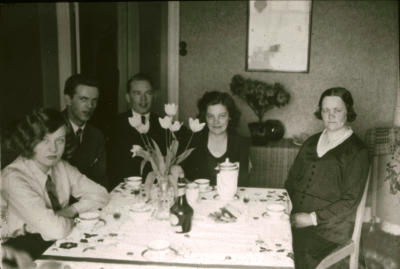 Från  vänster  1. Stina Ericsson ( sedan gift med Hans Hergin )  2. Axel Lilja, kontorist  3. Ture Grönkvist, frisör  
4. Fru Ulla Grönkvist,  född Derwinger  5. Fru Gerda Grönkvist ( gamla ) född Fasth.         