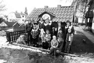 Sagobyn börjar byggas Sagobyn börjar byggas, här i förstadiet vid Rein Soowiks hus på Drottninggatan. Rein Soowik, Tommy Isacsson och Pelle Jalminger med sina respektive familjer samt Astrid Lindgren