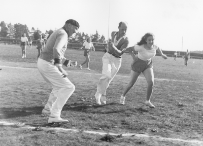 Stadsfullmäktige spelar fotboll

Dok.100526/KG