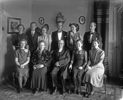 Prästen Nyberg med fru Adele och barnen
Stående fr,v 1.Margit ,2 Alf ( meteorolog ),3.Irma?, 4,Bertil (tandläkare).5, ?, 6, Olle Nyberg.

Sittande fr,v 1, Silva ?.2.Fru  Adele. 3,Herr Nyberg (Präst) 4, Britta ?  .5 ?

 
