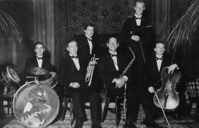 Musikkapellet  Wimmers ( Dans ).  1 Erik Holm ( Tjälet ) bagare, 2. Helge Norman rörmokare, 3. Stig Wieler handelsbiträde ( järnh), 4. Åke Ängqvist metallarbetare Storebrom 5. Willy Carlsson snickare, 6. Gösta Ericsson radioelektriker.  