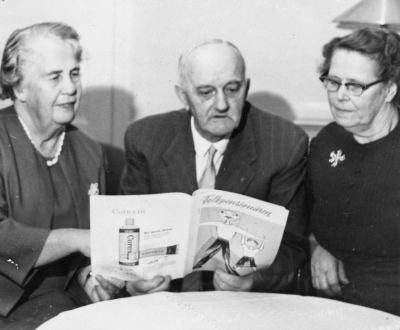 Från vänster 1. ?  2. Erik Kask, åkare Vimmerby,  3. Fru Svea Ågren.  