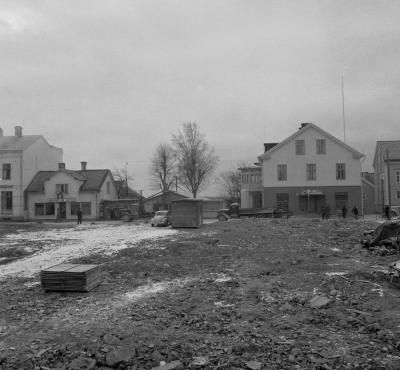 Storgatan 

Ählströmska huset har rivits, och Byggmästare Lundberg Norrköping bygger det nya huset som skall inrymma Rickard Sandströms klädesaffär,  Jonssons Järnhandel m.m.  Till vänster Dervingers hus (sedan Jordbrukskassan). Lilla huset tillhörde Tingshuset. Dessa byggnader köptes av Redaktör Reinhold Blomberg och såldes sedan till nämnde Lundberg som på tomten byggde varuhus åt Epa, Miltons guldsmedsaffär finns också i nya lokaler  huset.   T.E

Dok.110413/KG