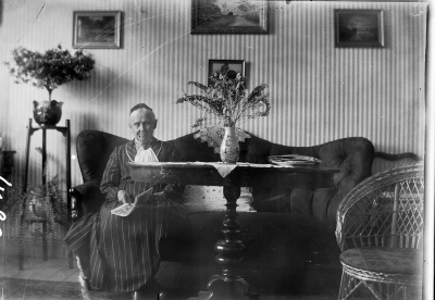 Fru Beda Forsell i finrummet på Storgatan 5 