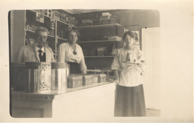 August (1861-1927) och Ester (1872-1952)  Johansson med fosterdottern Margit Strandfeldt (1904-1986). Nya Conditoriet och Cafe på Sevedegatan 27, Vimmerby. 