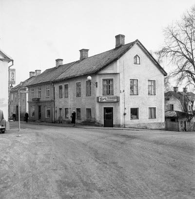 Storgatan
- Färg Tekniska Magasinet -

Dok.110330/KG

1957 Axel Fast ägde hörnhuset på Ö. Tullportsgatan ÖstraTullen husen från höger på Storgatan 1 Axel Fasts revs huset 1960-talet, 2 Wirgins finns kvar, 3 Ebba Svenssons finns kvar, 4 Alfred Johanssons pensionat.   T.E.
