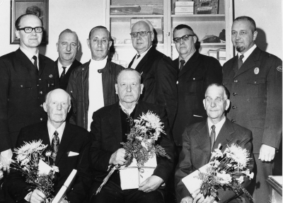 Bilden är tagen 1976 i samband med att Erik Liljeblad, Börje Söderberg och Olle Flender slutar på taxi.
Stående från vänster: Håkan Gustavsson, Karl - Erik Flender, Erik Karlsson, Olle Karlsson, Gustav Andersson, Nils Karlsson
Sittande från vänster: Erik Liljeblad, Börje Söderberg och Olle Flender