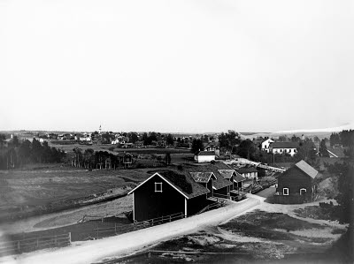 Vy över Vimmerby sett från Åbro, Stångån. Vita huset med långsida mot fotografen är Winells färgeri