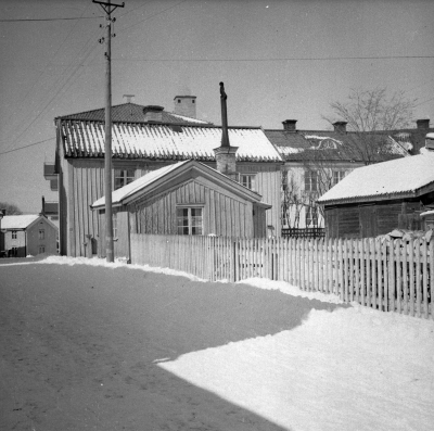 John Hagman bodde i stora huset och på andra våningen bodde sopåkare Axel Lundberg
I lilla huset bodde " Kacka Mulle " Gustaf Lundberg
Rönnbärsgatan och Malmen

Dok.110512/KG