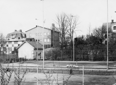 Telegrafstation vid Kungsgatan 2A, byggt 1957-58. Bilden tagen från Källängsparken tennisbanor i förgrunden. Huset längst till vänster Kungsgatan 7??, ägare länsskogsvaktare Gabrielsson,Telestation och längst till höger banktjänsteman Karl-Axel Gyllenkroks hus Villa Kampenborg, Kungsgatan 4. 