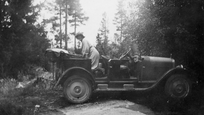 Elsa Johansson lär sig köra Sven Liljeblads bil