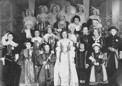 Längst upp till vänster  1. Bentzer, 2. Anna Lisa Allvin,  3.?  4. Kerstin Johansson ( Blomberg ), 5. Gunnel Leander, 6. Bentzer, 7. Lundgren, 8. Marit Jacobsson, 9. Eva Sandberg, 10. Eriksson, 11.?  12. Jan Severin, 13. Florence Torstensson, 14.? 15. Berg. ( fadern mejerist ) 16.?  17. Castenfors, 18. Gun Dorre, 19. Birger Sääf, 20. Hansson,  21. von Delwig,  22. Hansson,  23. Agnegård. 
