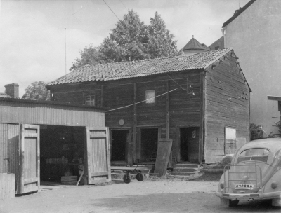 Järnbolagets gård innan Lundbergs fastighet byggdes. Revs 1956.  T.E.