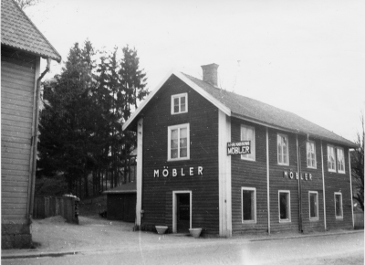 Sevedegatan, Håkanssons möbelaffär, huset revs när H.S.B. byggde sina fastigheter.Huset i vänster kant ägdes av Axel Ståhl. Det var länge Anderssons målarverkstad, från 1950-talet möbelmagasin för Ståhls heminredning. Användes också ibland som utställningshall för ortens konstnärer.