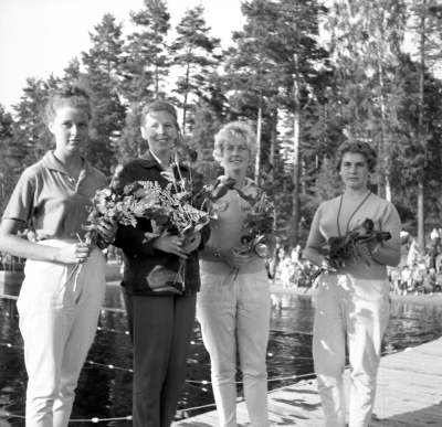 Nossenbadet simskoleavslutning
1 Siv Andersson/Dahlgren, 2 Birgit Sandström, 3?, 4 Solveig Liljeblad
Dok.110208/KG