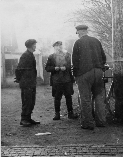 Från vänster 1. Oscar Karlsson "Stolpe"  2. Konrad Johansson, 3. Axel Karlsson, åkare. 