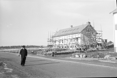 Folkets Hus under byggnad 1951. Barnen i bakgrunden är, Birgitta Danielsson, dotter till Folke Danielsson, Bo Eriksson, son till Thorvald Eriksson.   