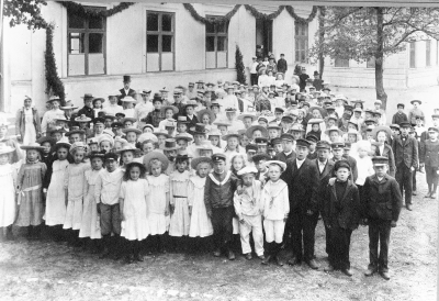 Skolan i Vimmerby, vid järnvägsinvigningen.1. Oscar Karlsson, 2. Johansson (lärare), 3. Fröberg (lärarinna), 4.  Anna Johanssson, 5. Kastman, 6. Algot Johansson , 7. Edla Karlsson , 8. Vahlberg, 9. Tidman, 10. Axel Svensson , 11. Åhlander, 12.Tore Åhlander, 13. Lisa Almqvist-Winell, 14. Anna Winnerqrantz, 15. Edit Ingeström, Vennebjörke, 16.Gullan Aspegren, 17. Agda Dotse, 18. Svante Hammargren, 19. Maja Pettersson, 20. Paulina Andersson-Johamsson, 21. Anna Andstedt-Bälter, 22. Maria Nilsson, 23. lisa Ingeström, Vennebjörke, 24. Hilda Åhlander, 25. Sigraid Stenklint-Karlsson, 26. Theodor Främberg, 27. Skollärare Johanssons fru, 28. Signe Gustavsson (Ruda)., 