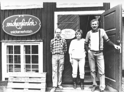 Bildtext: Tönnes Andersson, Lillan Ericsson och Bernth Ericsson på trappan till snickeriet.
Dokumentationsfotografering av tillverkningsprocessen på Snickargården.
Vårvintern 1988
Tillverkning av fransk pardörr.
Avbildade personer:
Tönnes Andersson
Bernth Ericsson
Lillan Ericsson
Alvar Andersson
Bildmaterialet användes senare till en skärmutställning om Snickargården som visades på Vimmerby Bibliotek